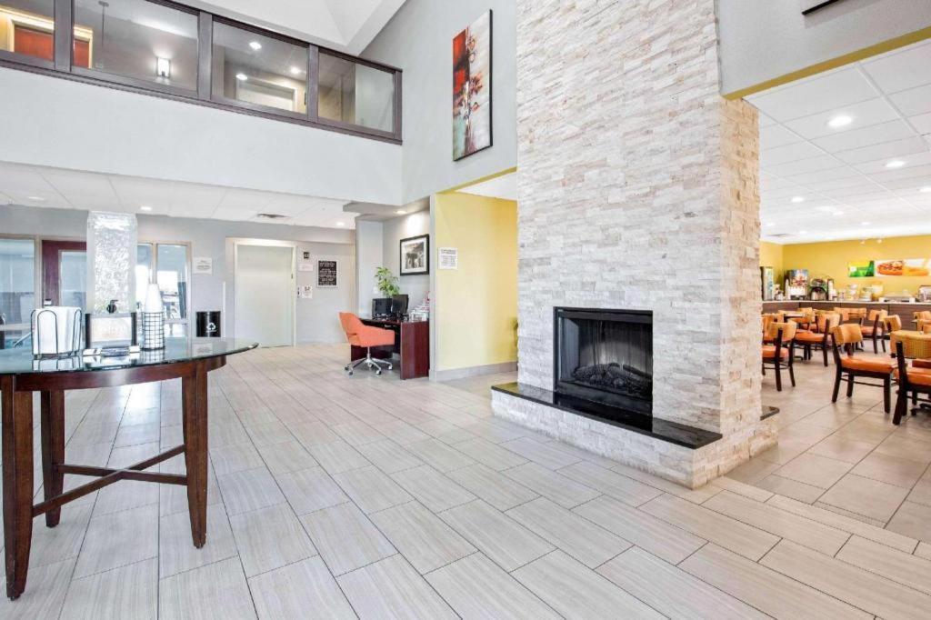 Quality Inn & Suites Arnold - St Louis エクステリア 写真